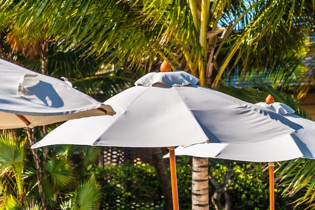 Schöne Landschaft von Seeozean am Himmel mit Regenschirm und Stuhl um Luxusaußenpool