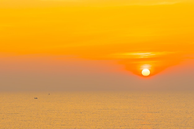 Kostenloses Foto schöne landschaft von seeozean für freizeitreisen und ferien