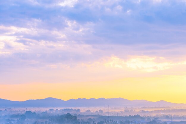 Schöne Landschaft von Seeozean um Pattaya-Stadt in Thailand zur Sonnenuntergangzeit