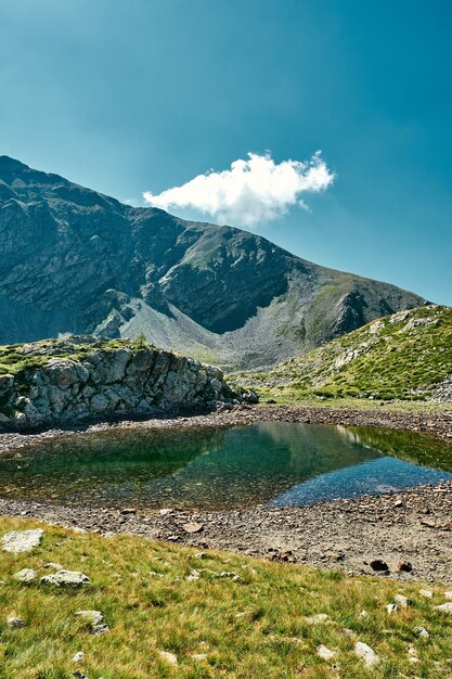 Schöne Landschaftsansicht eines kleinen Sees, umgeben von Bergen in einem Tal der französischen Riviera