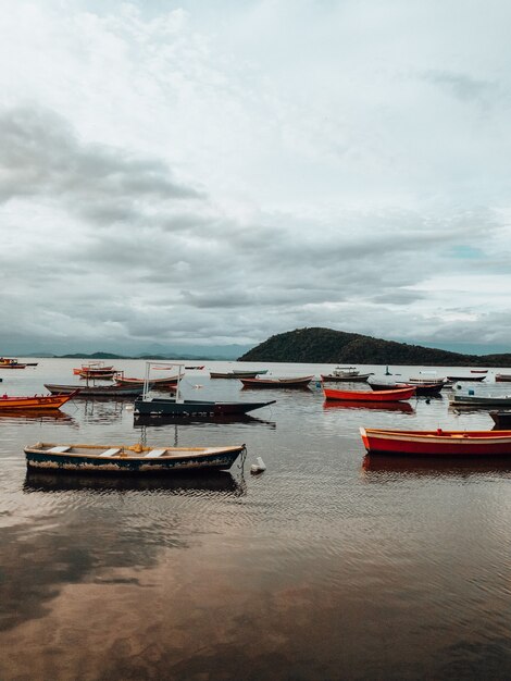 Schöne Landschaftsaufnahme der Boote und des Strandes während des Sonnenuntergangs in Rio de Janeiro.