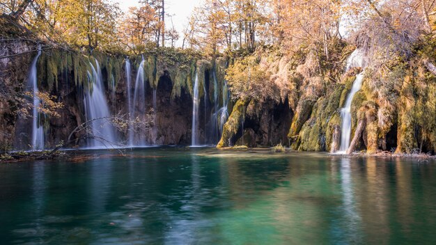 Schöne Landschaftsaufnahme eines malerischen Sees mit Wasserfällen, die in Plitvice, Kroatien hineinfließen