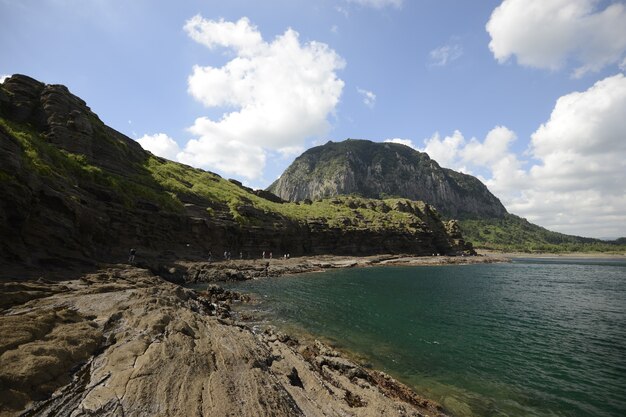 Schöne Landschaftsaufnahme von großen Felsformationen nahe der Küste auf der Insel Jeju, Südkorea