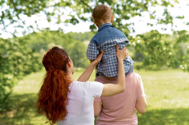 Schöne LGBT-Familie im Park