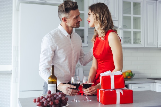 Schöne Liebhaber, die Valentinstag feiern und Wein trinken