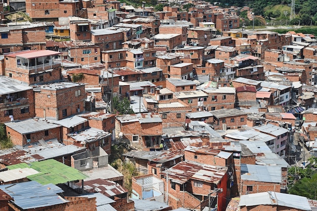 Schöne Luftaufnahme der Gebäude im Slum Comuna 13 in Medellin, Kolumbien