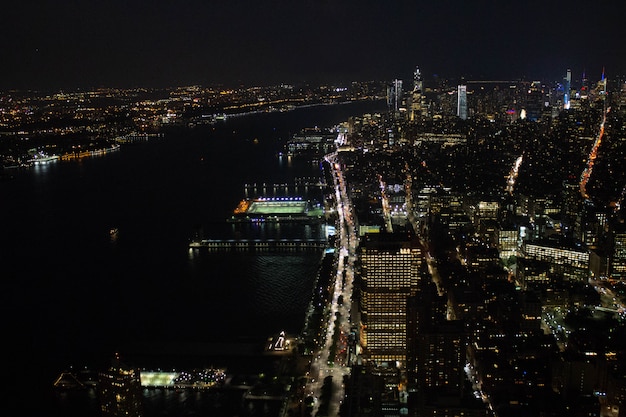 Schöne Luftaufnahme einer geschäftigen Stadt bei Nacht