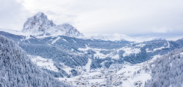 Schöne Luftaufnahme eines Skigebiets und eines Dorfes in einer Berglandschaft in den Alpen