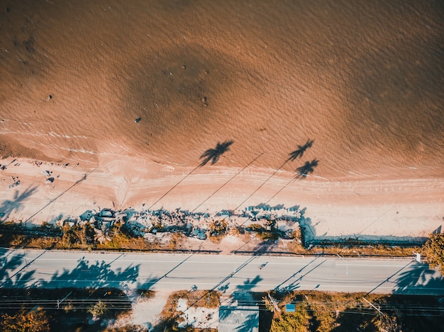 Schöne luftaufnahme von strand und meer