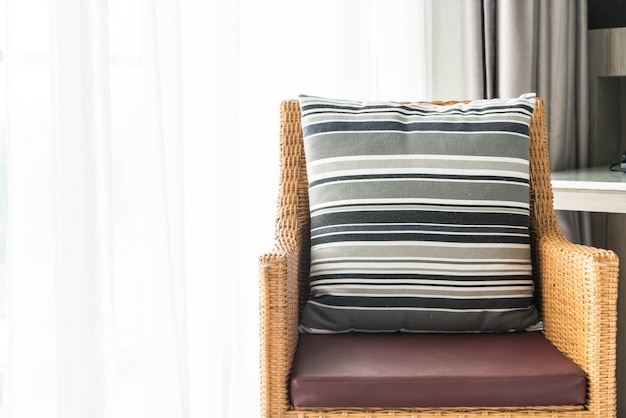 Schöne Luxus Kissen auf Sofa Dekoration im Wohnzimmer Interieur für Hintergrund