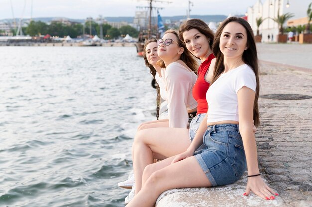 Schöne Mädchen, die Spaß am Strand haben