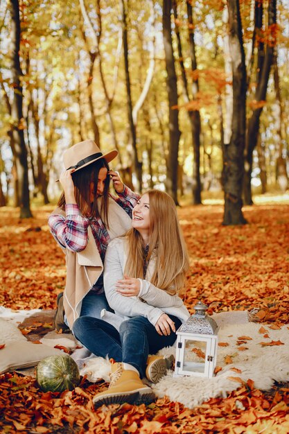 Schöne Mädchen haben Spaß in einem Herbstpark
