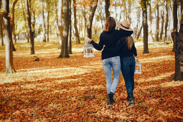 Schöne Mädchen haben Spaß in einem Herbstpark