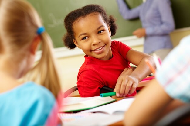 Schöne Mädchen im Klassenzimmer