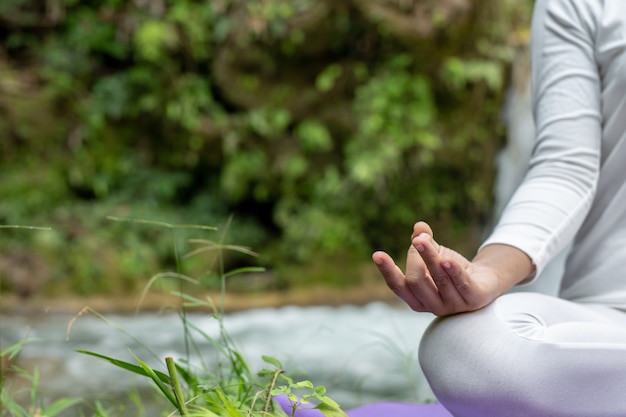 Kostenloses Foto schöne mädchen spielen yoga im park