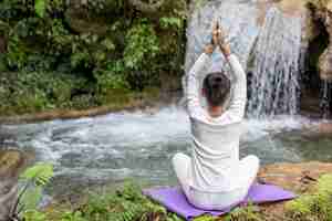 Kostenloses Foto schöne mädchen spielen yoga im park