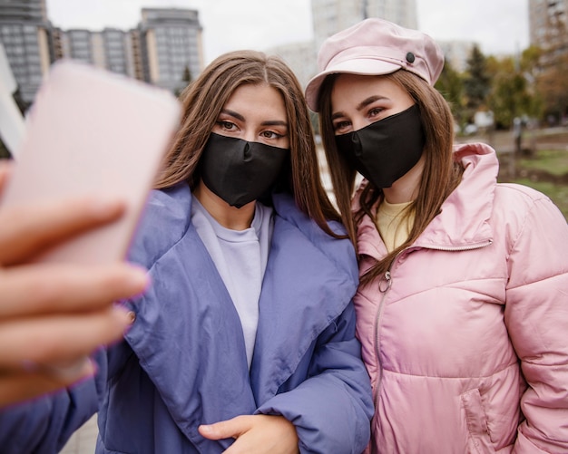 Kostenloses Foto schöne mädchen verbringen zeit zusammen