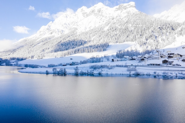 Schöne malerische Landschaft eines Sees und der schneebedeckten Berge während eines sonnigen Tages