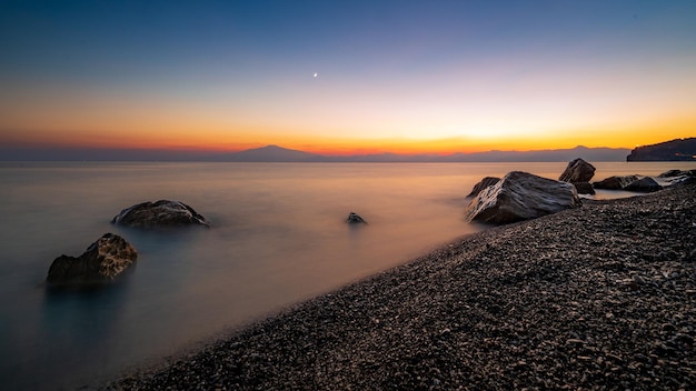 Schöne Meereslandschaft bei Sonnenuntergang mit Felsformationen im Wasser