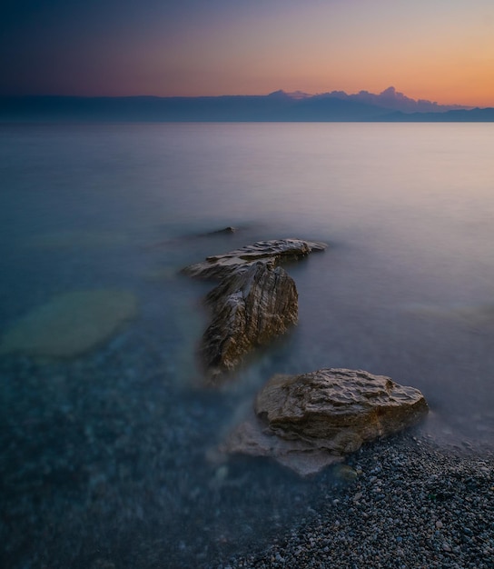 Kostenloses Foto schöne meereslandschaft bei sonnenuntergang mit felsformationen im wasser