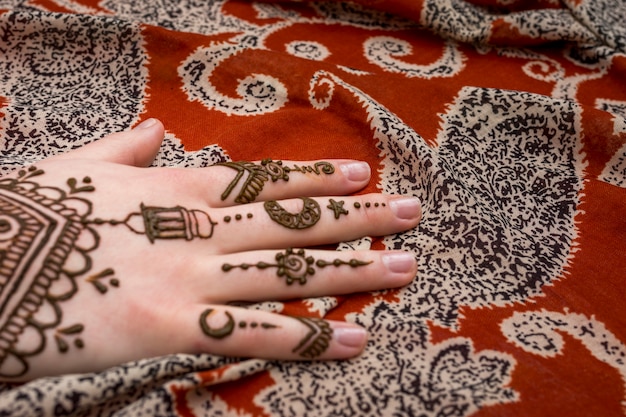 Kostenloses Foto schöne mehndi-tätowierung auf frauenhand