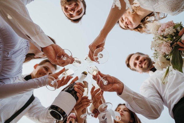 Schöne Menschen, die eine Hochzeit am Strand feiern