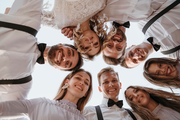 Kostenloses Foto schöne menschen, die eine hochzeit am strand feiern