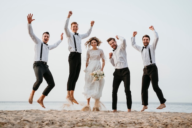 Kostenloses Foto schöne menschen, die eine hochzeit am strand feiern