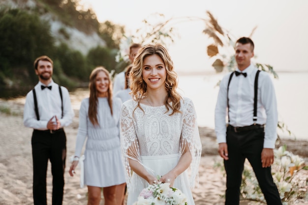 Schöne Menschen, die eine Hochzeit am Strand feiern