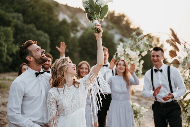 Schöne Menschen, die eine Hochzeit am Strand feiern