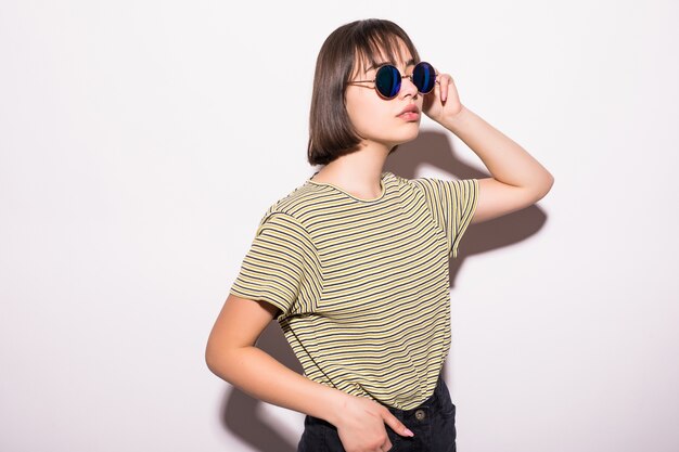Schöne Mode Teen Mädchen in lässigen Hipster isoliert
