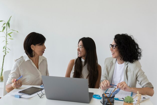 Schöne moderne Frauen, die zusammenarbeiten