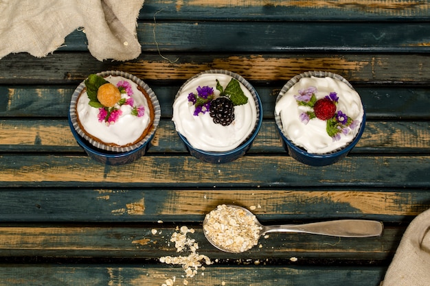 schöne Muffins mit Beeren auf hölzernen Tischnüssen Honig