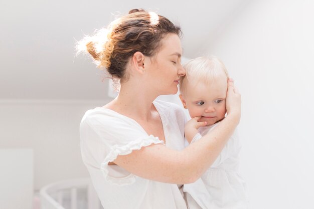 Schöne Mutter, die Baby hält