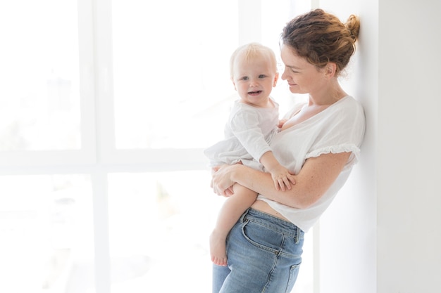 Schöne Mutter, die Baby hält