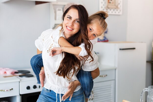 Schöne Mutter, die ihre kleine Tochter hält