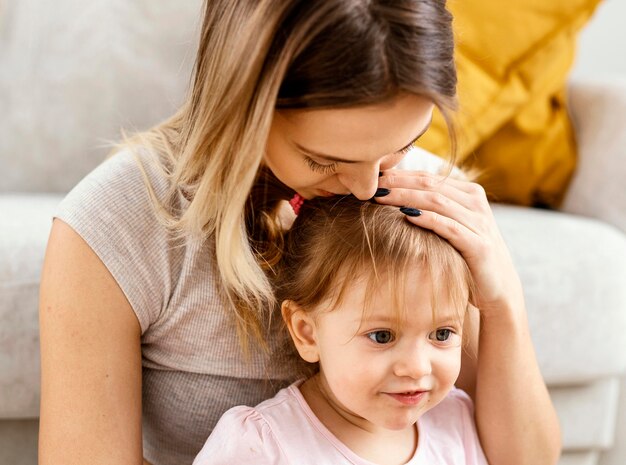 Schöne Mutter, die sich um ihre Tochter kümmert