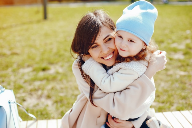 schöne Mutter mit ihrer kleinen Tochter