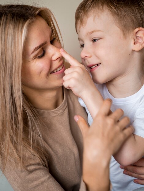 Schöne Mutter und Sohn spielen zusammen