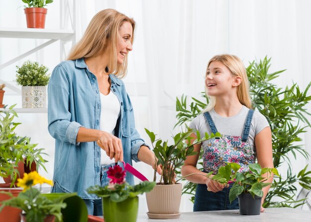 Schöne Mutter und Tochter im Gewächshaus