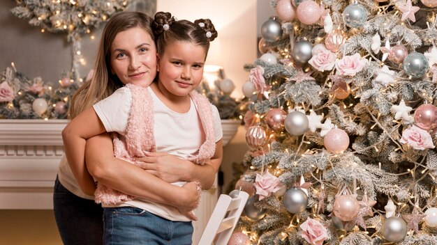 Schöne Mutter und Tochter verbringen Zeit miteinander