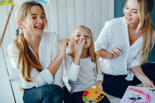 Schöne Mutter und Tochter zeichnen