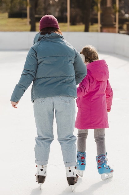 Kostenloses Foto schöne mutter und tochter zurück geschossen