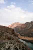 Kostenloses Foto schöne nahaufnahme einer bergkette rund um den azat-stausee in armenien an einem bewölkten tag