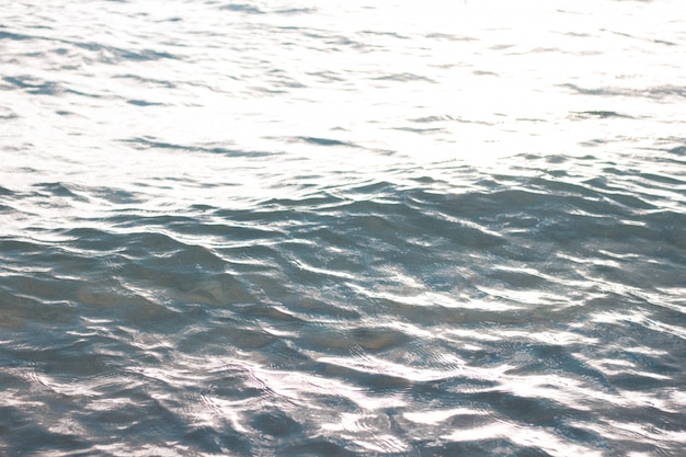 Schöne Nahaufnahme von Meereswellen und Texturen des Wassers