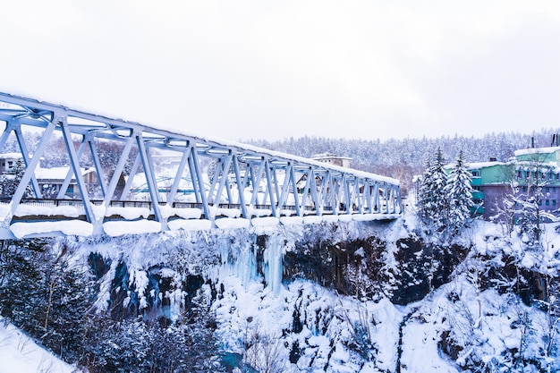 Kostenloses Foto schöne naturlandschaft im freien mit shirahige wasserfall und brücke in der schneewintersaison