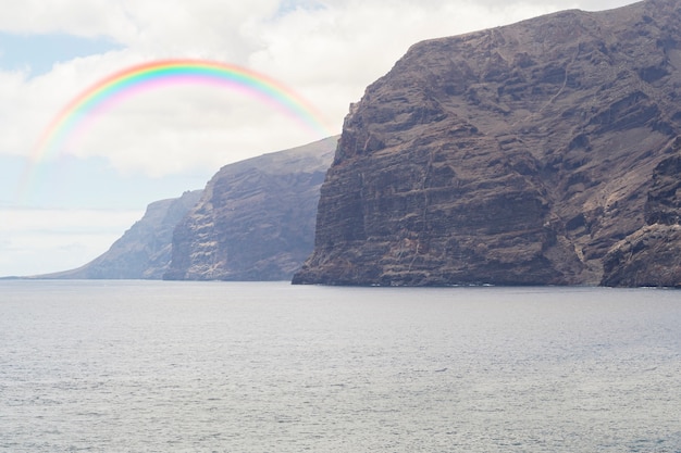 Schöne Naturlandschaft mit Regenbogen