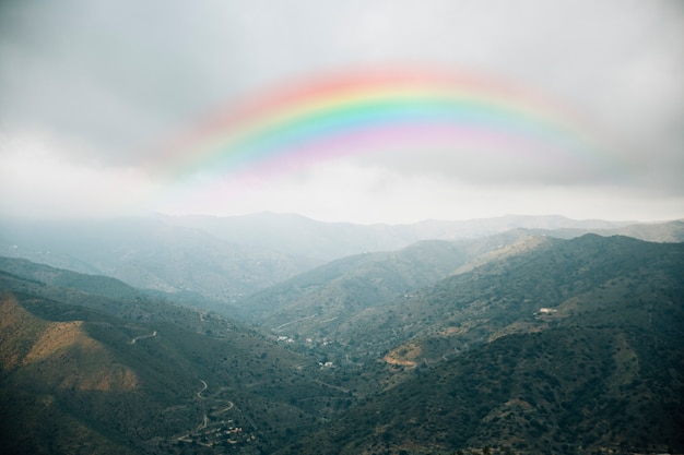 Kostenloses Foto schöne naturlandschaft mit regenbogen