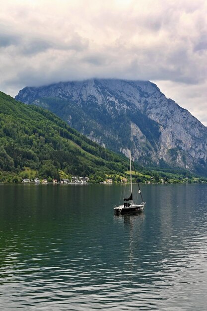 Schöne neblige und bewölkte Landschaft mit See und Bergen im Sommer Natürlicher farbenfroher Hintergrund Traunsee im österreichischen Applaus Gmunden