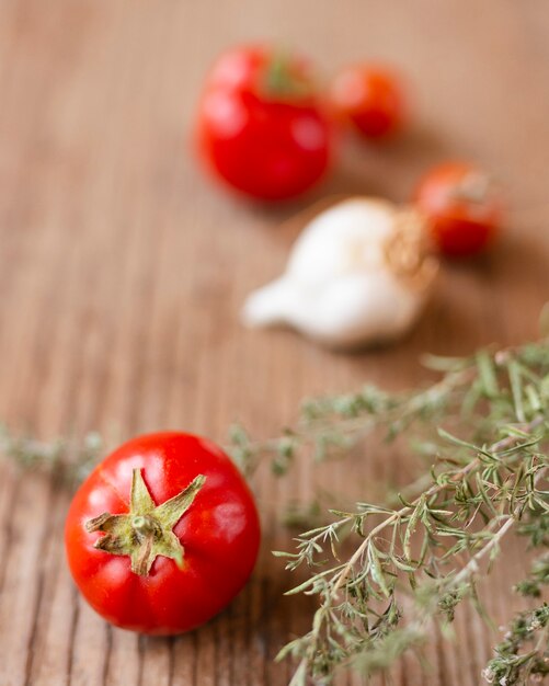 Schöne organische Tomate der Nahaufnahme